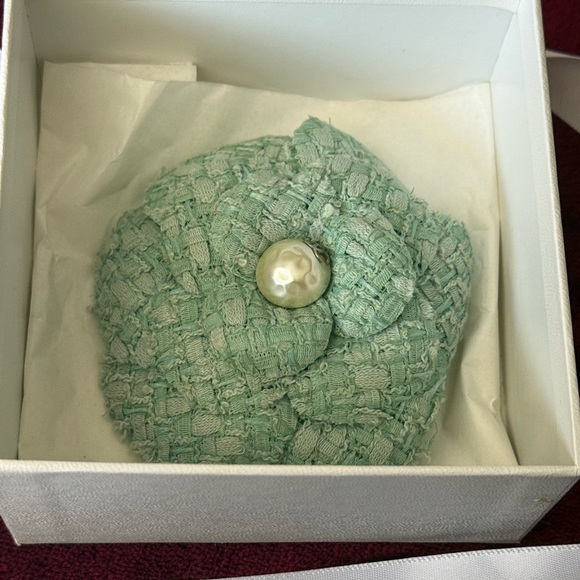 CHANEL 14C Mint Green‎ Tweed Camellia Flower Brooch with Pearl CC Center & Box - Picture 7 of 10